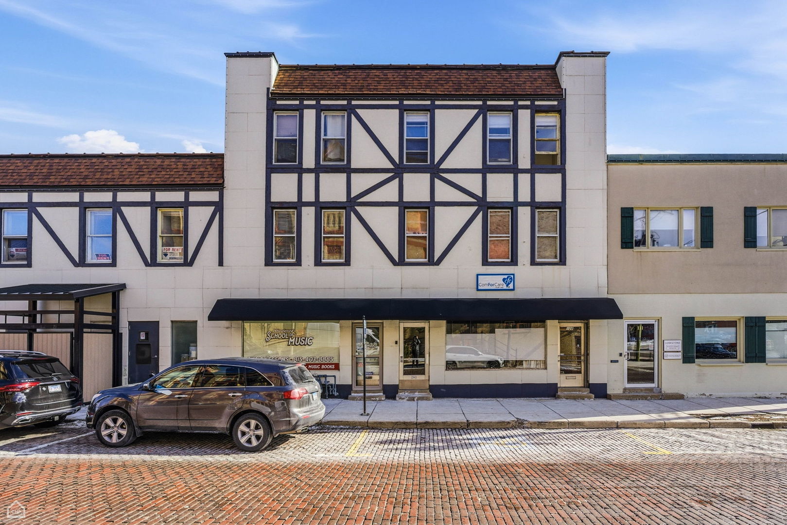 107 1/2 Dean Street, Woodstock, IL 60098