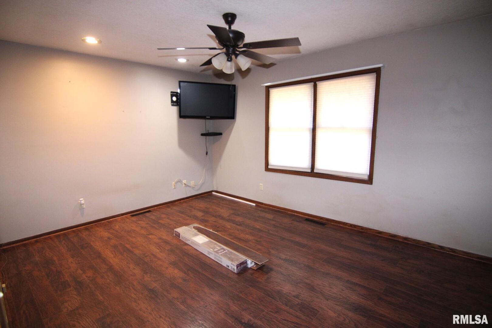 5 TIMBERLINE Drive, Blue Grass, IA 52726