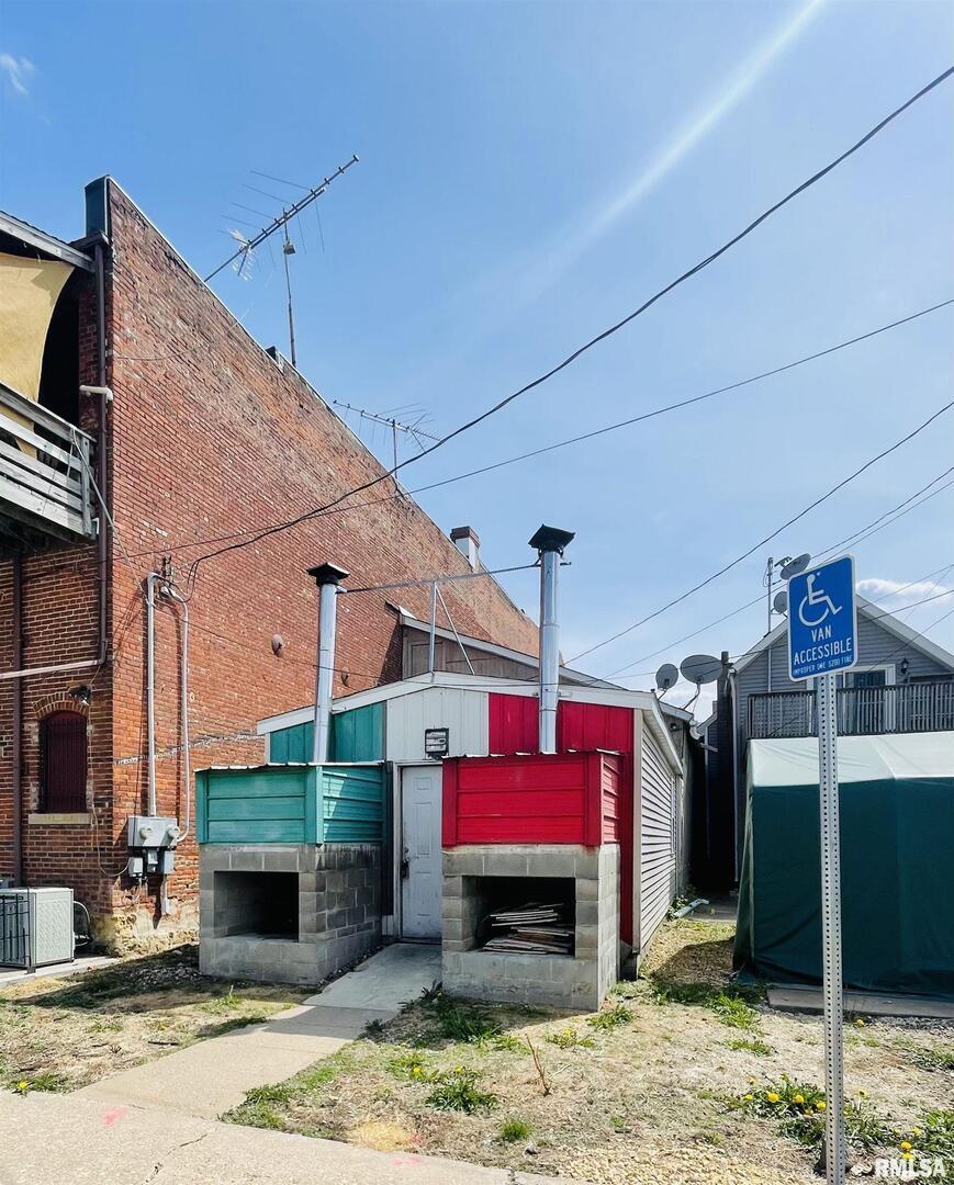 208 MAIN Avenue, Clinton, IA 52732