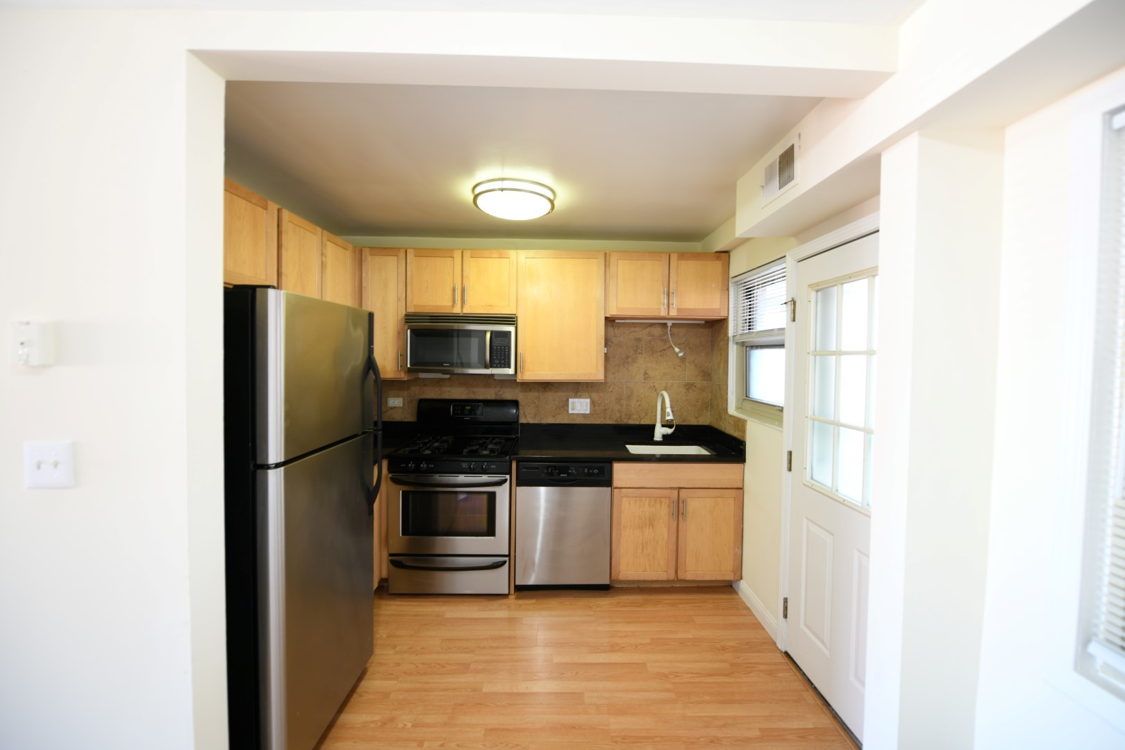 7515 Damen Avenue, Chicago, IL 60645