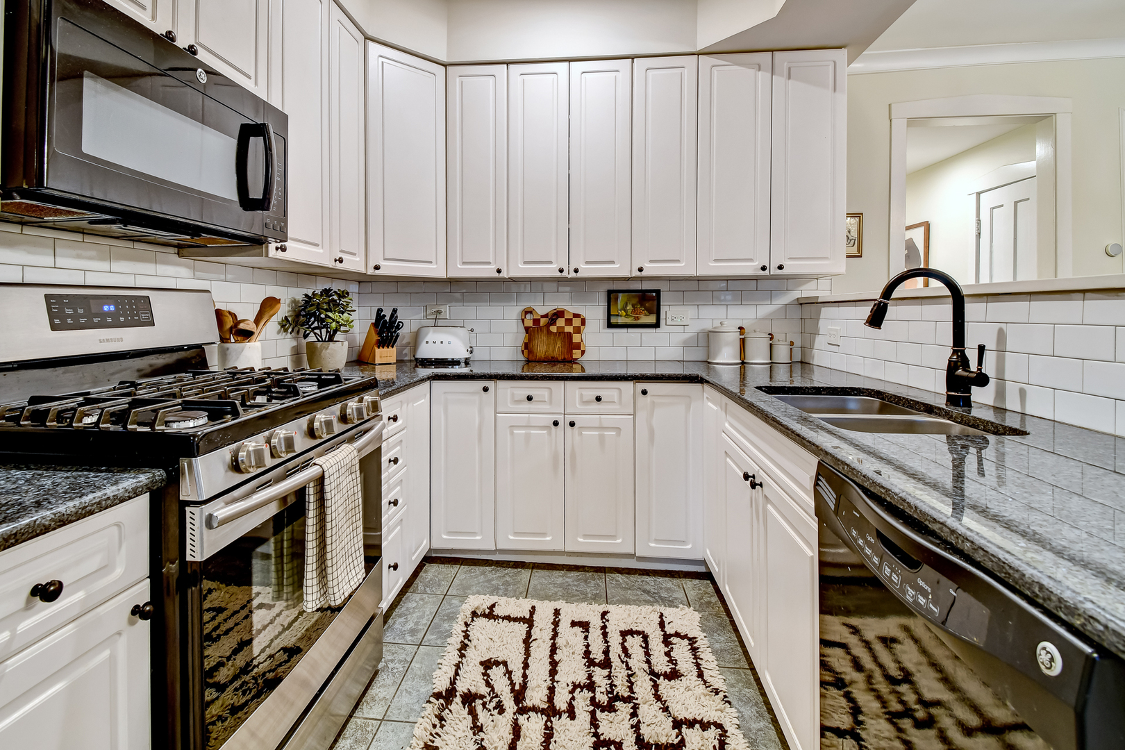 1447 Warner Avenue, Chicago, IL 60613