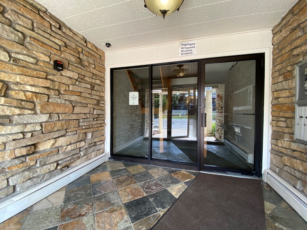 500 Chase Drive, Clarendon Hills, IL 60514