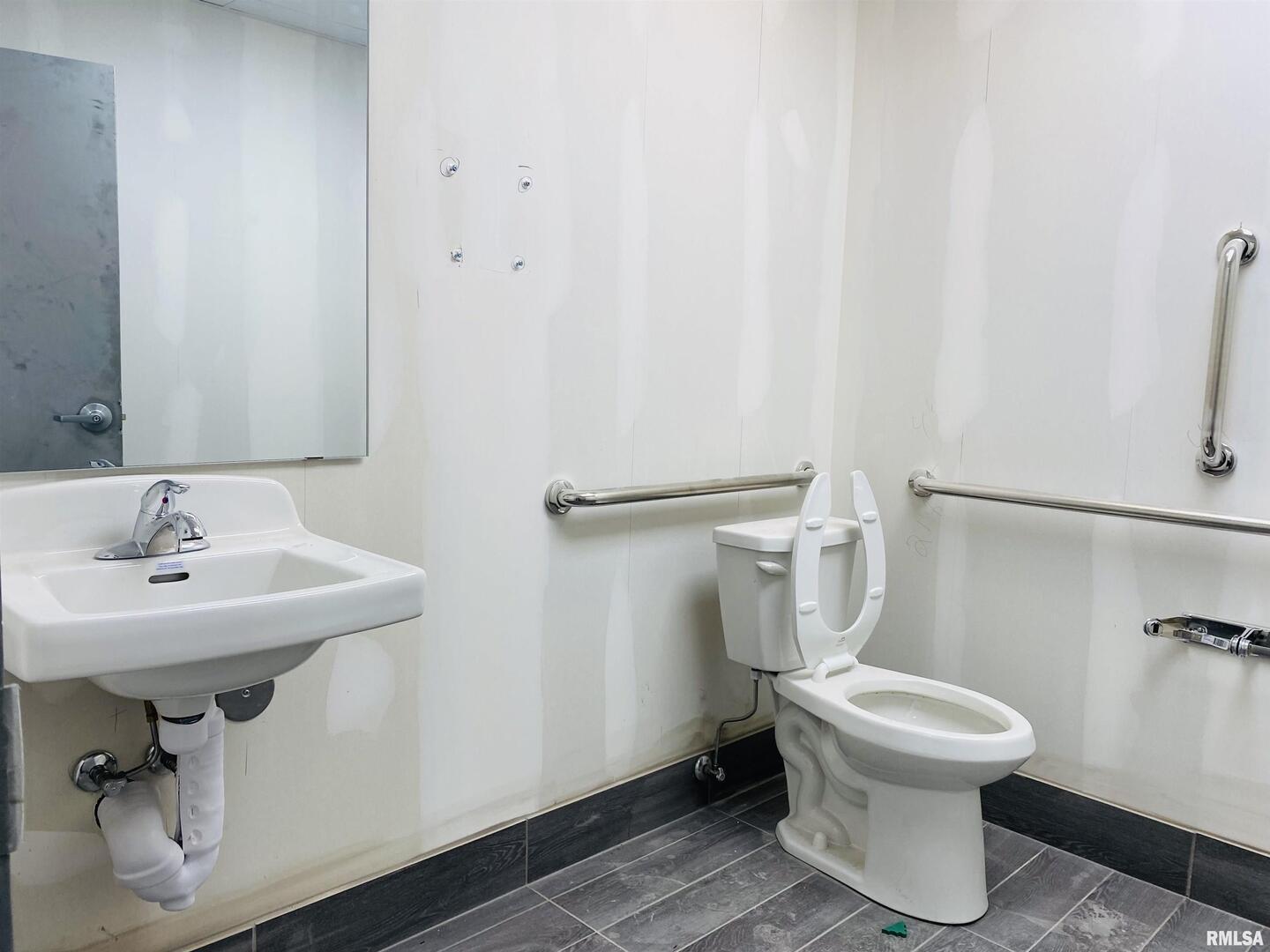 4200 BLACKHAWK Road, Rock Island, IL 61201