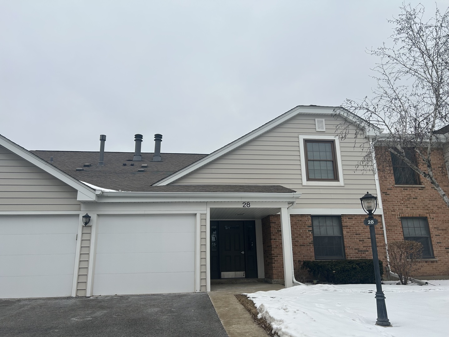 28 Regent Circle, Schaumburg, IL 60193