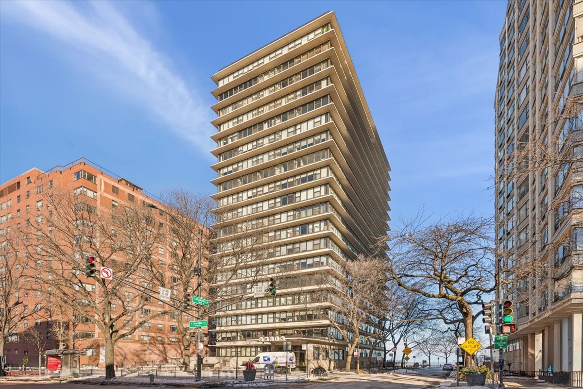 5801 Sheridan Road, Chicago, IL 60660