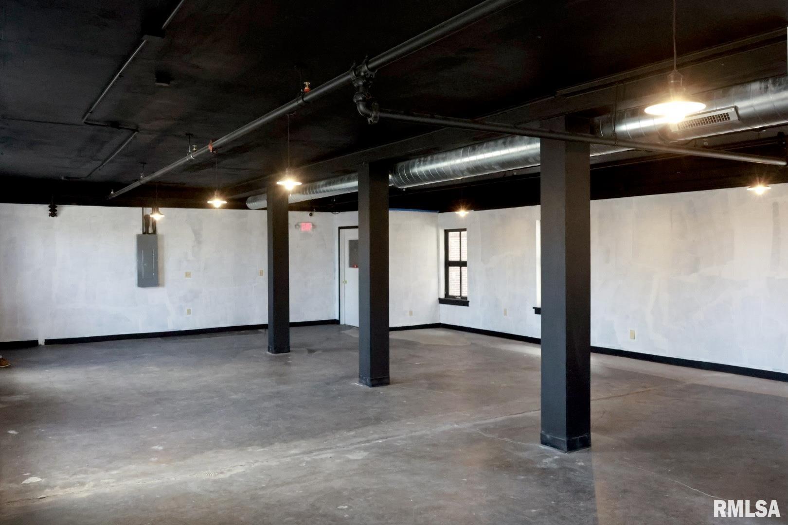 800 ISABEL BLOOM Way, Davenport, IA 52803