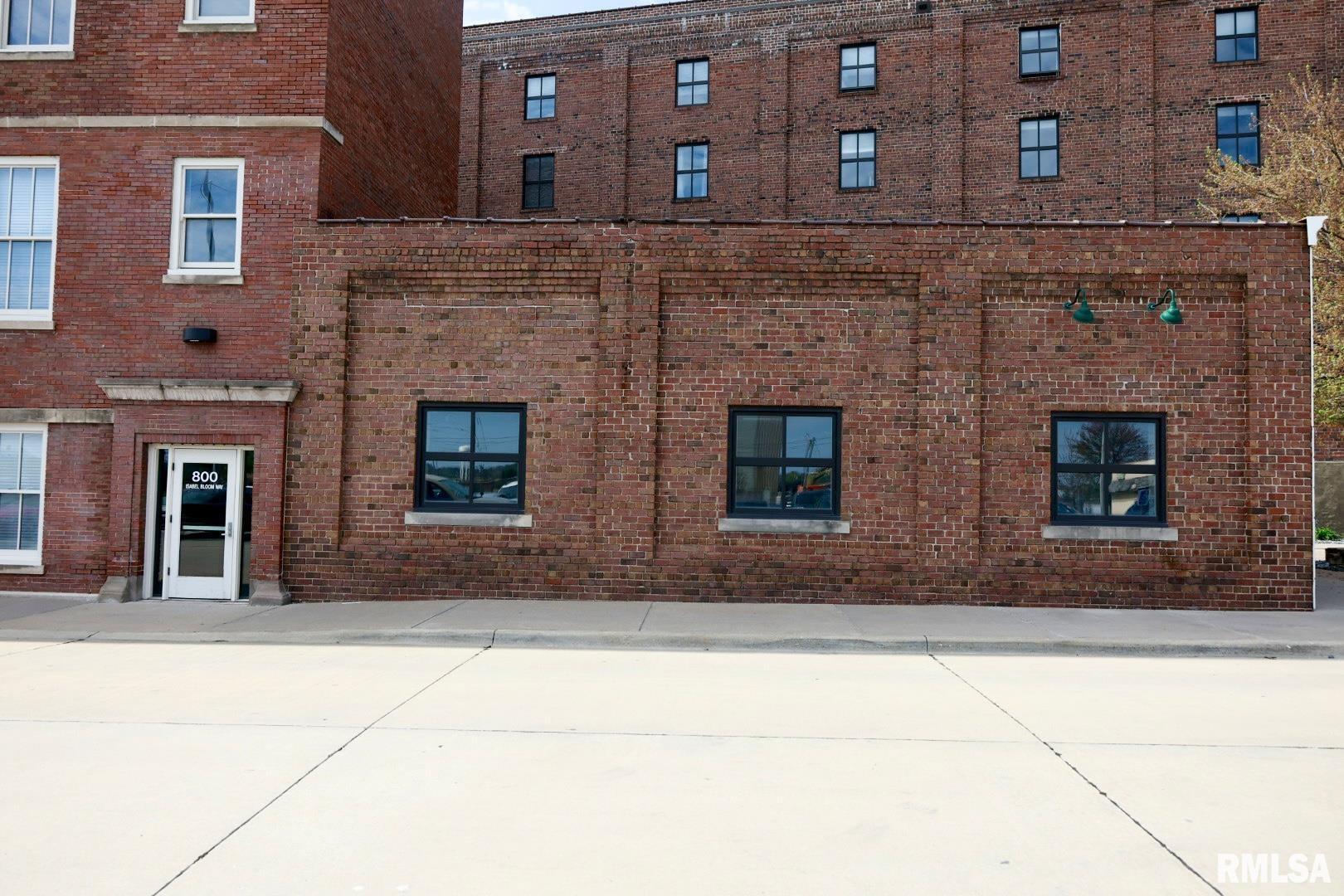 800 ISABEL BLOOM Way, Davenport, IA 52803