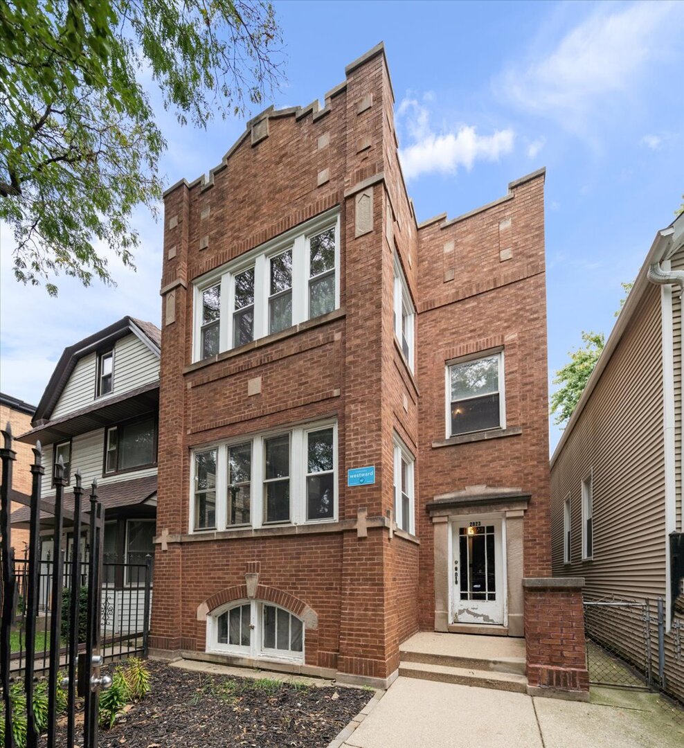 2823 Albany Avenue, Chicago, IL 60618