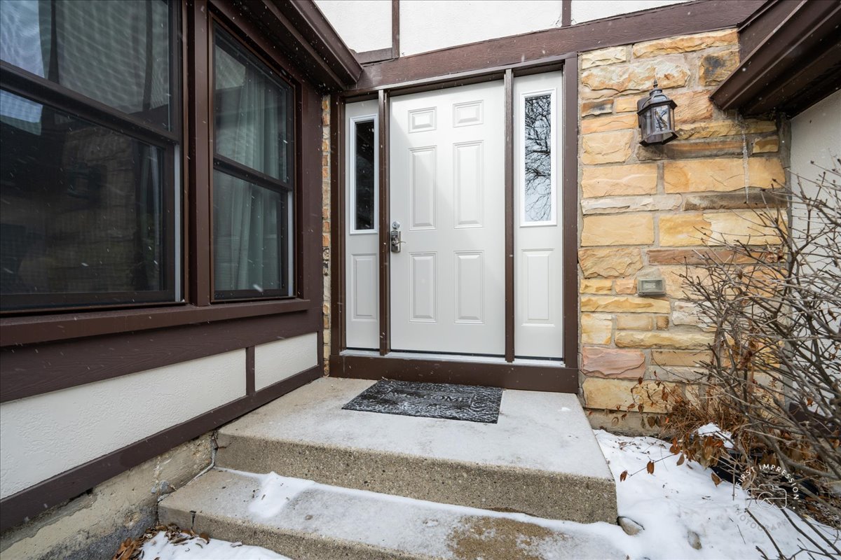 63 White Oak Circle, St. Charles, IL 60174