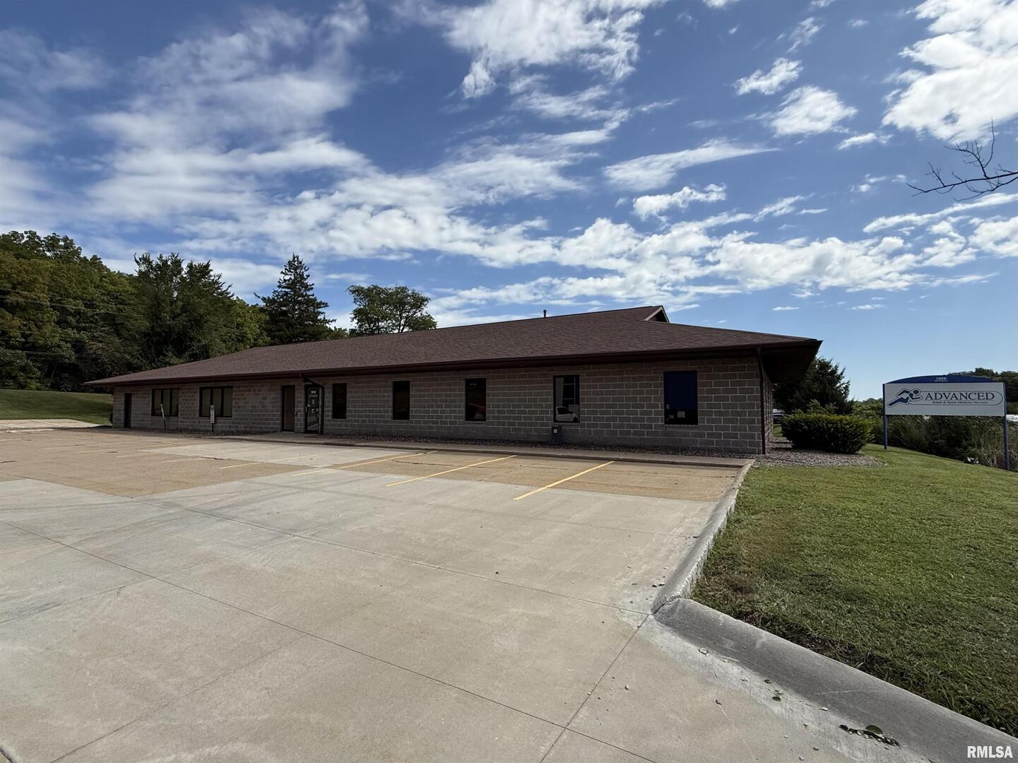 1050 36TH Avenue, Moline, IL 61265