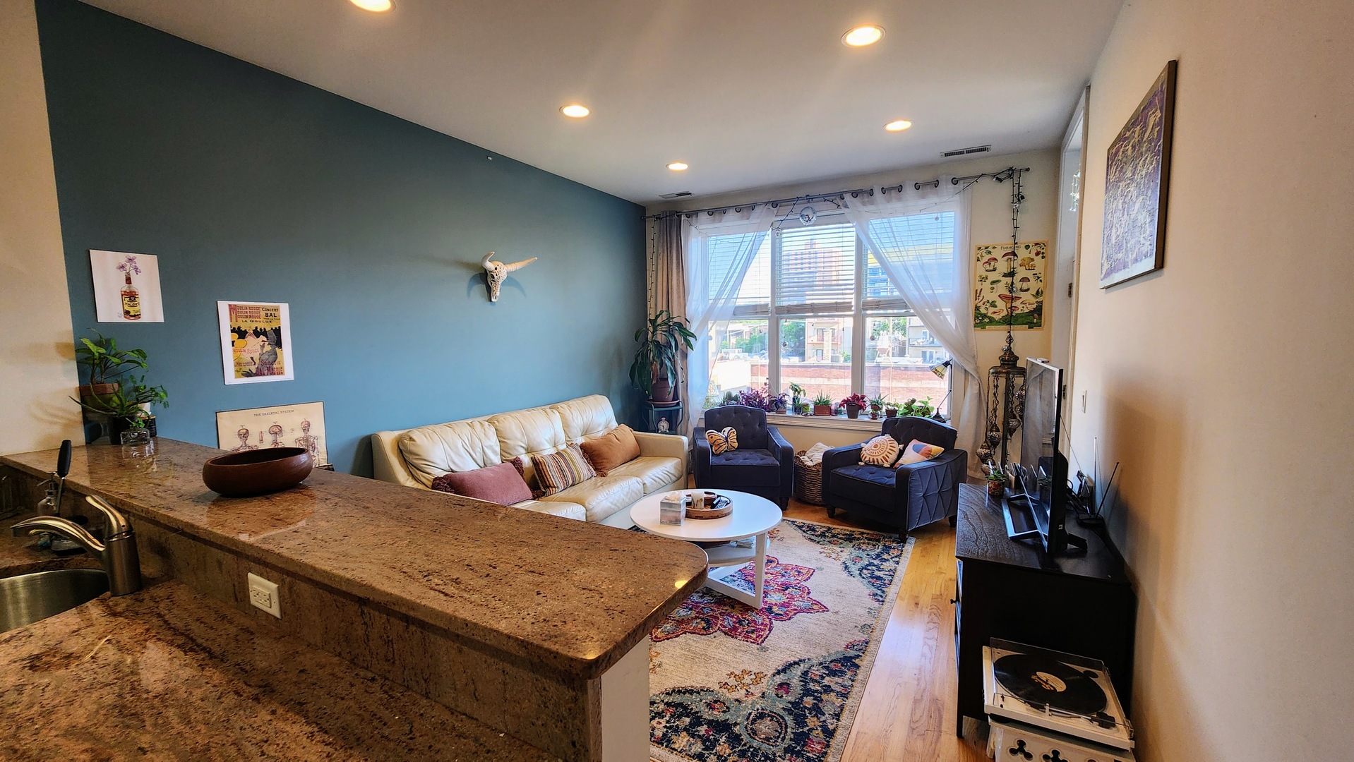 918 Belmont Avenue, Chicago, IL 60657