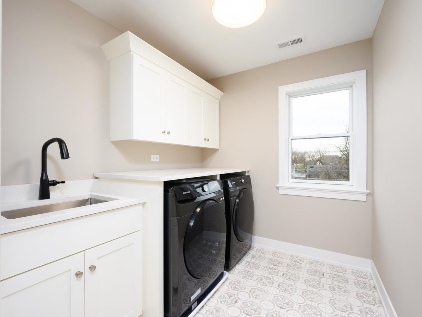 570 Parkside Avenue, Elmhurst, IL 60126