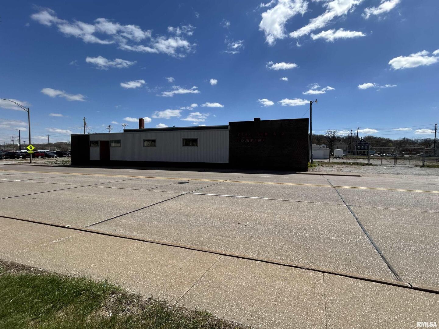 318 RIVER Drive, Moline, IL 61265