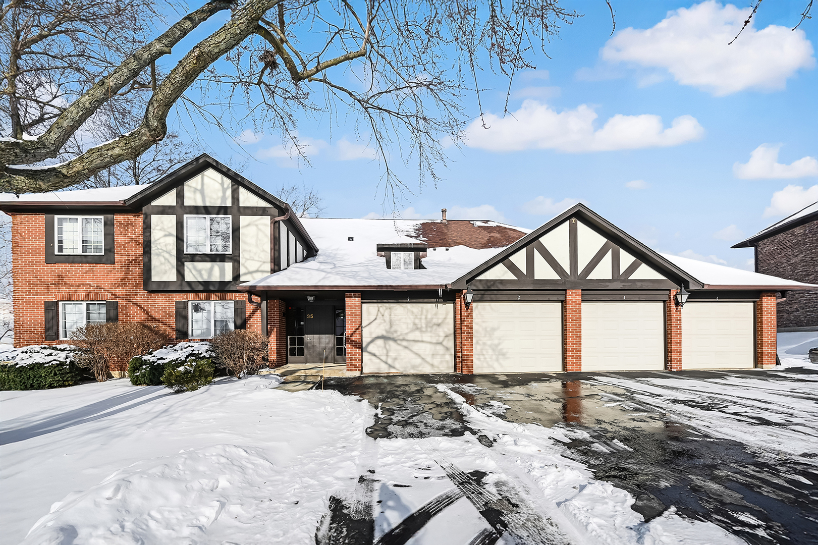 35 Shawnee Trail, Indian Head Park, IL 60525