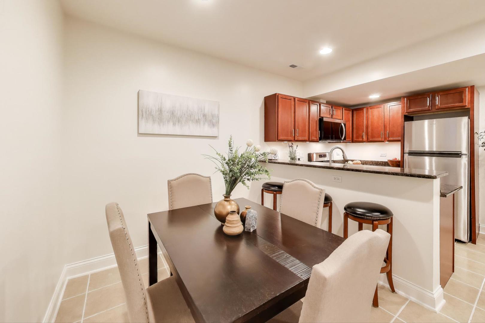 6170 Winchester Avenue, Chicago, IL 60660