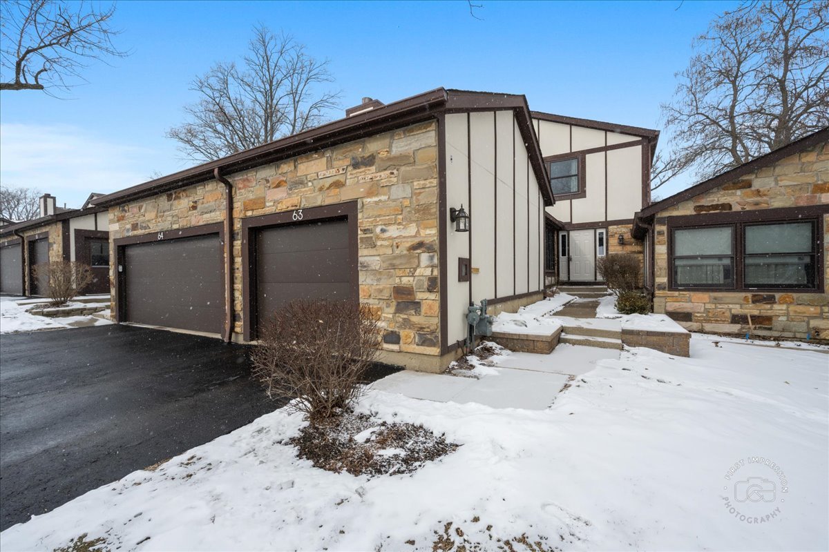 63 White Oak Circle, St. Charles, IL 60174