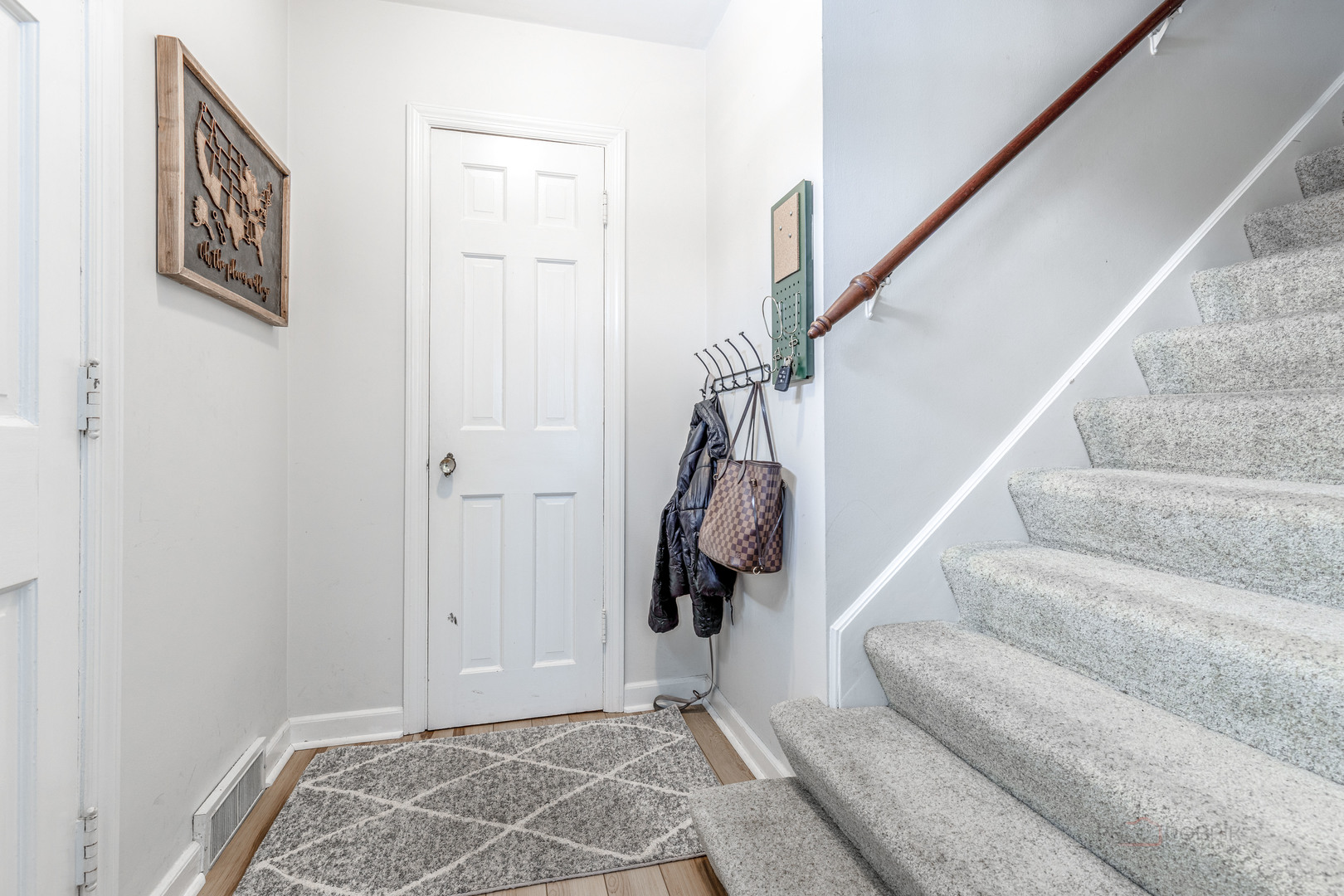 3 LAKEVIEW Drive, Mundelein, IL 60060