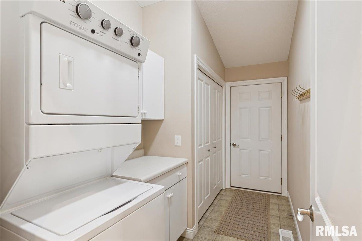 707 Wells Fargo Trail, Le Claire, IA 52753