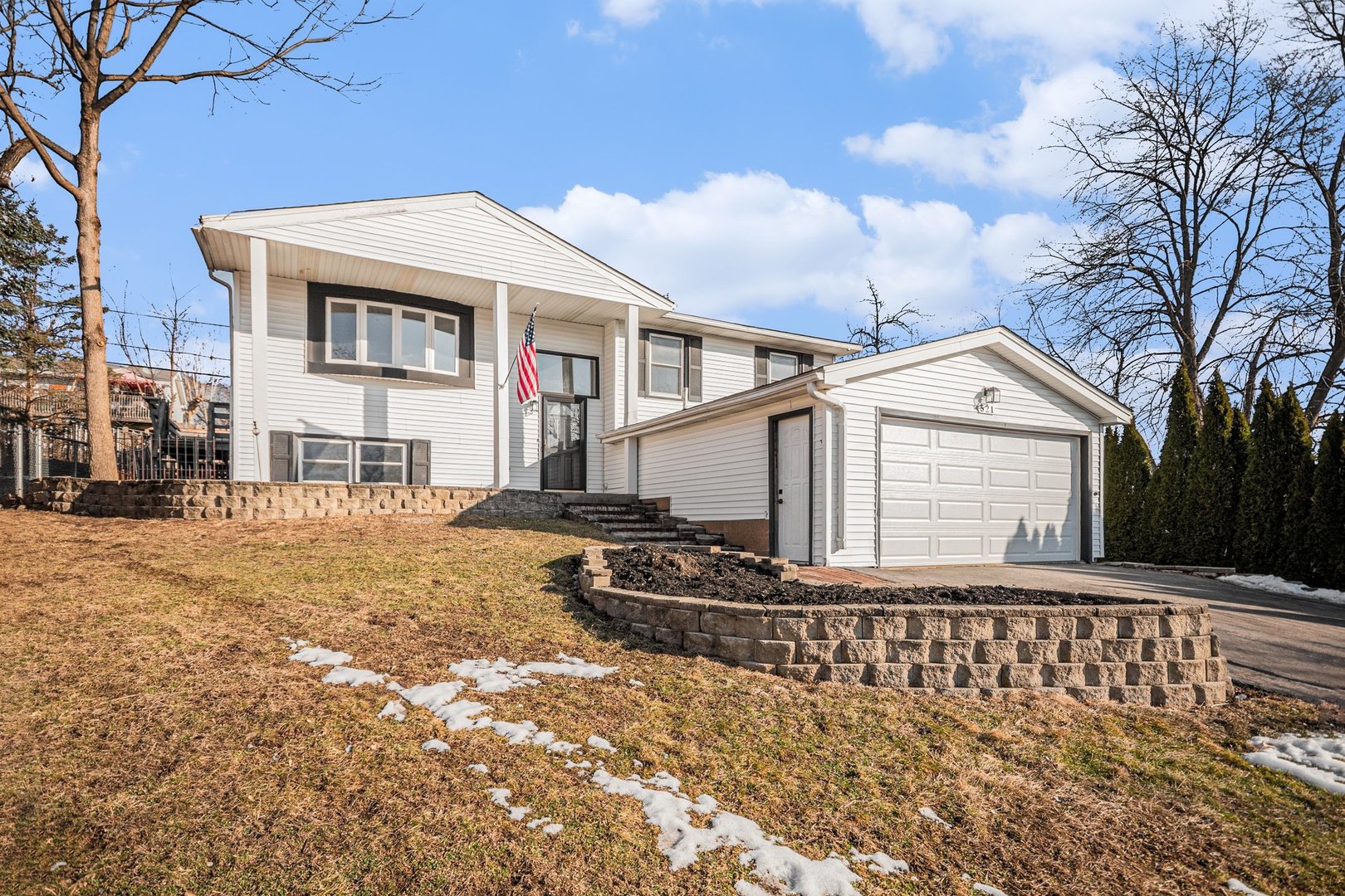 521 Pawnee Drive, Lake In The Hills, IL 60156