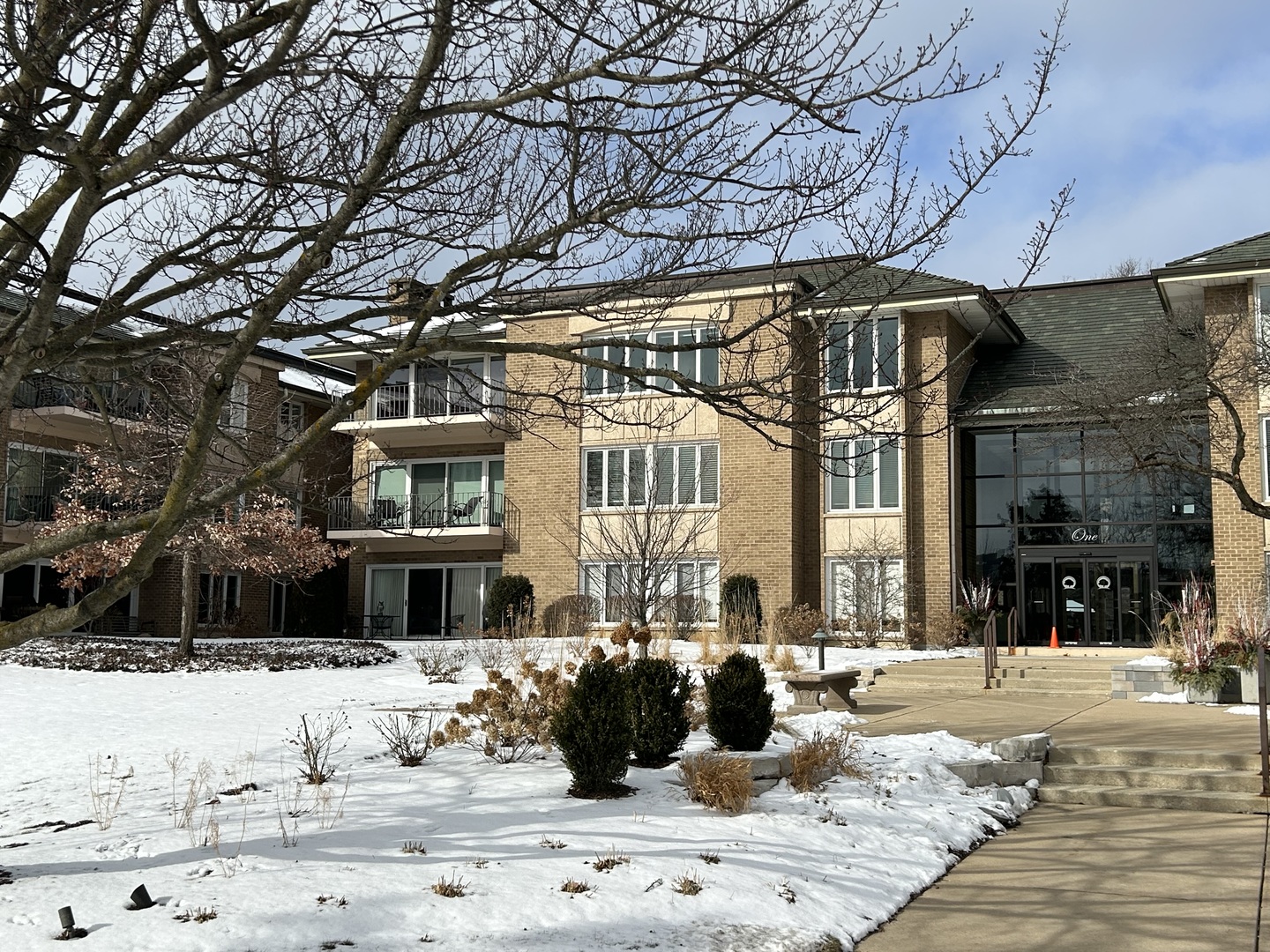 1 Oak Brook Club Drive, Oak Brook, IL 60523