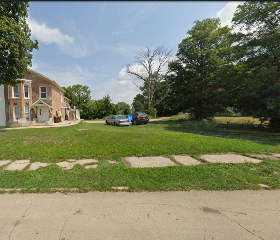 411 Adams Avenue, Freeport, IL 61032