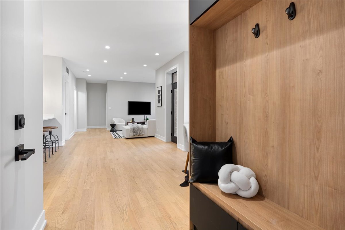 3653 Barry Avenue, Chicago, IL 60618