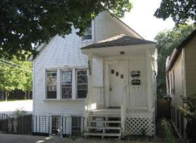 2225 Oakdale Avenue, Chicago, IL 60618