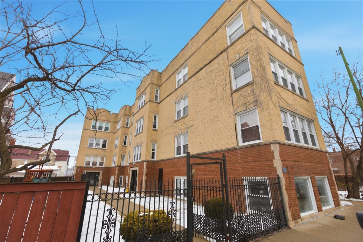 3040 Diversey Avenue, Chicago, IL 60647