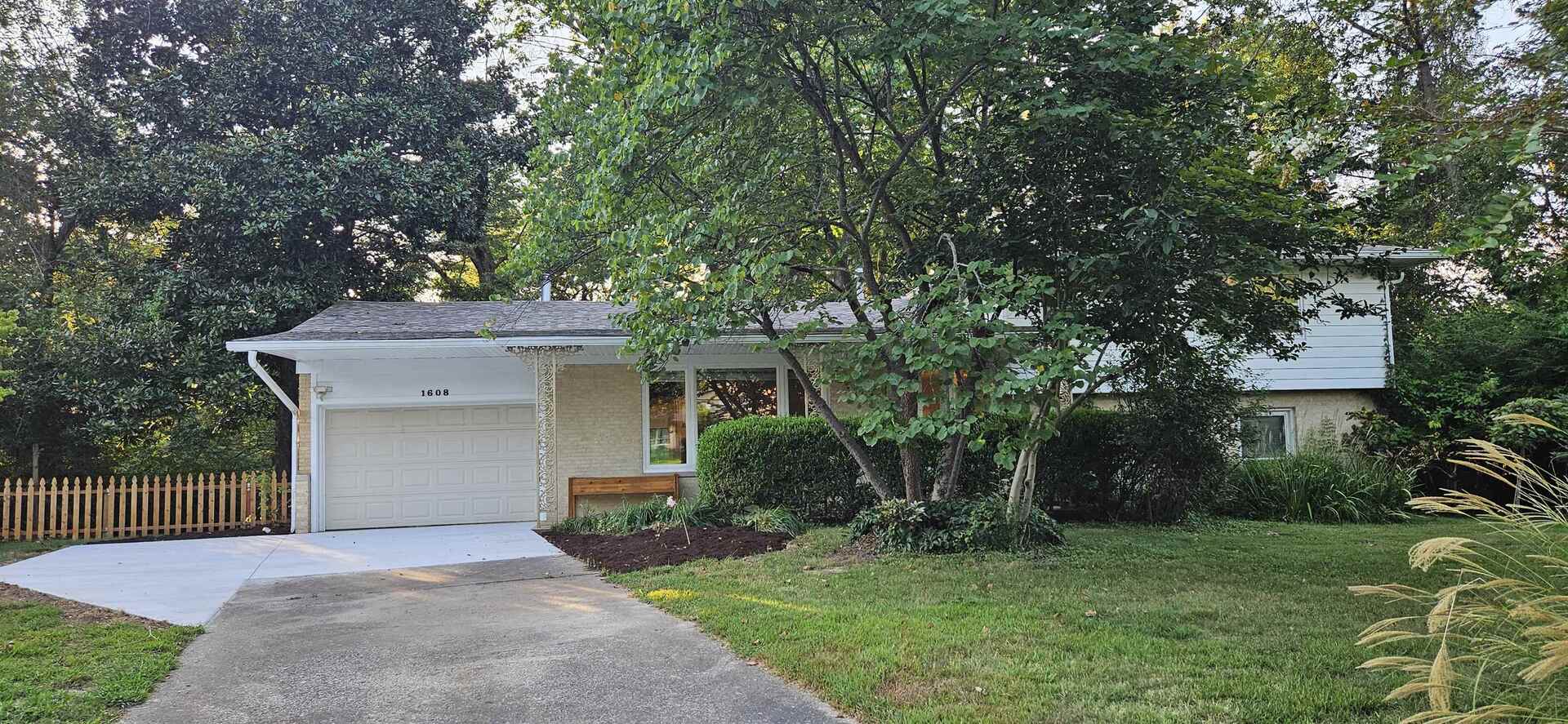 1608 Briarwood Drive, Carbondale, IL 62901