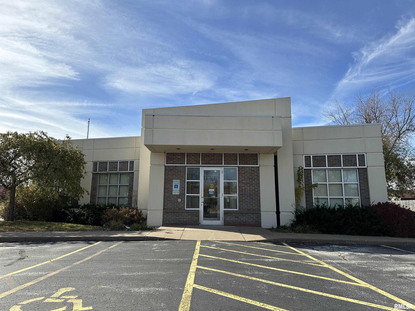 2222 41ST Street, Moline, IL 61265