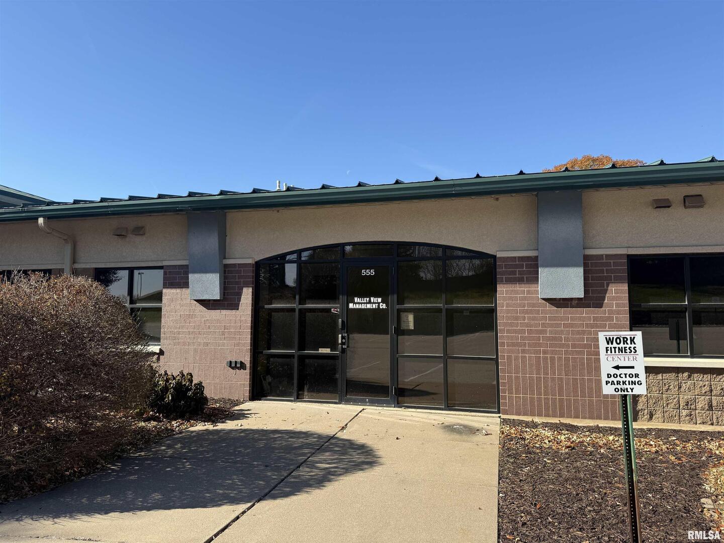 555 VALLEY VIEW Drive, Moline, IL 61265