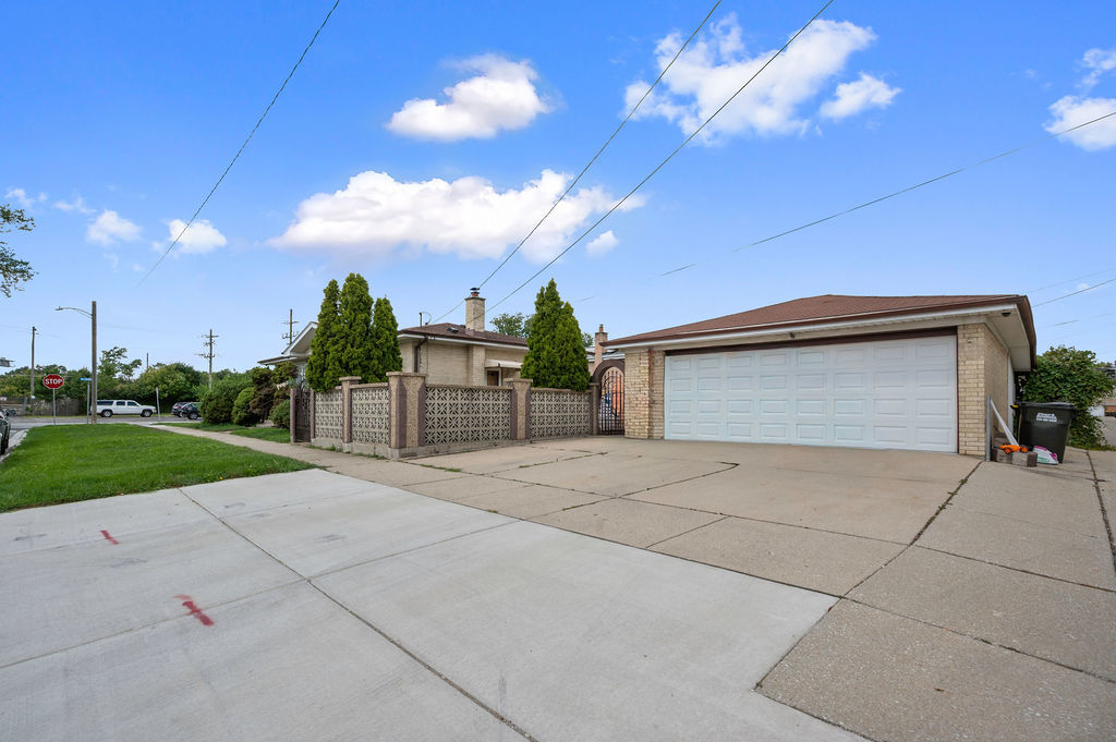 9740 Linn Avenue, Schiller Park, IL 60176