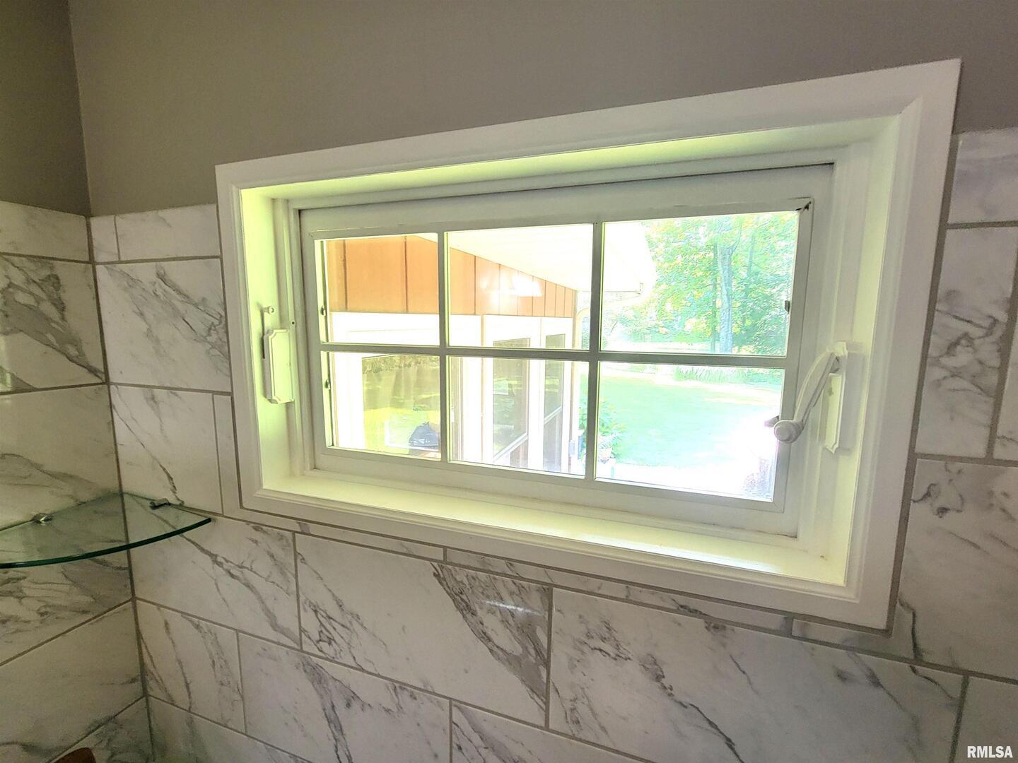 2753 Stanford Road, Flora, IL 62839