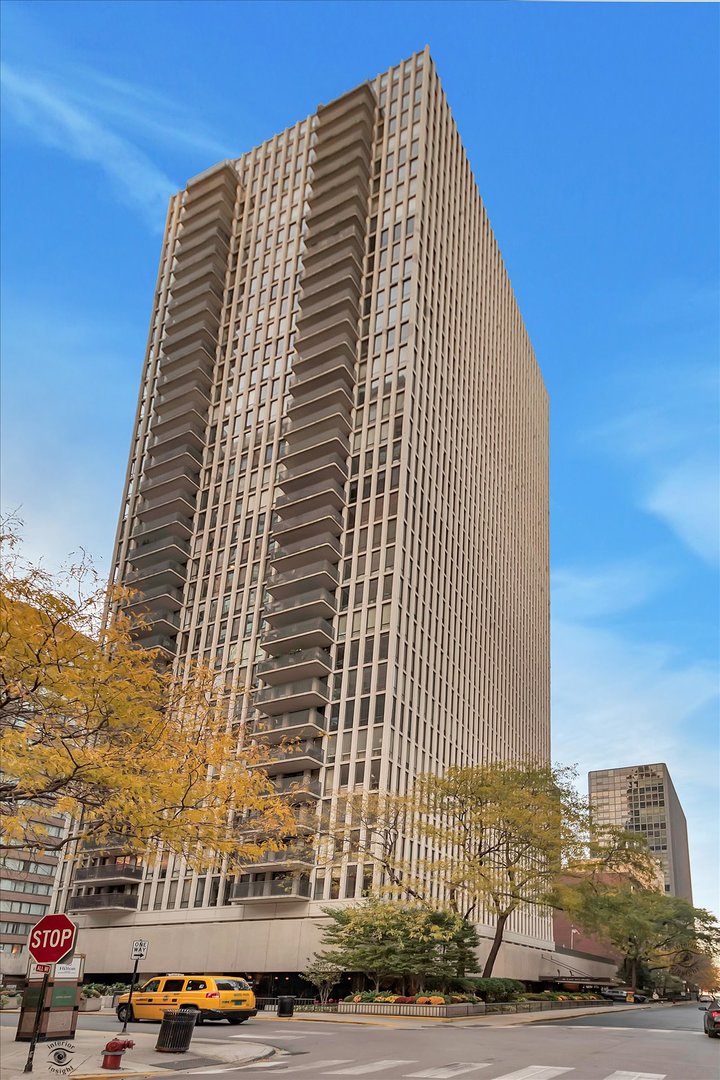 200 Delaware Place, Chicago, IL 60611