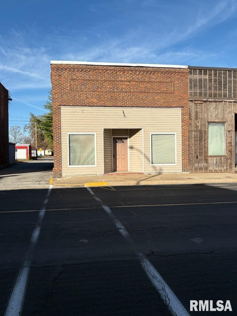 110 MARKET Street, Christopher, IL 62822