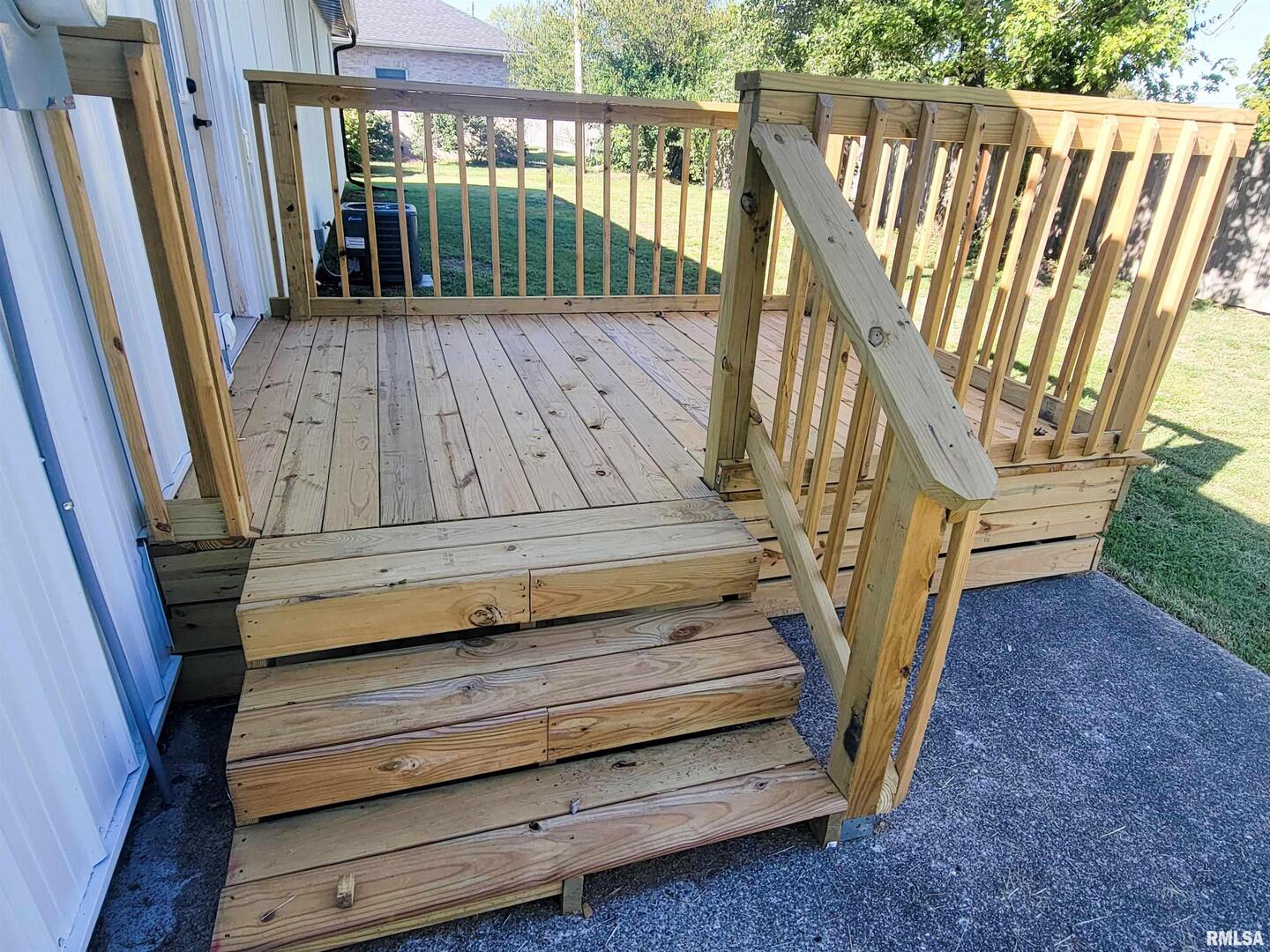 306 Bible Street, Flora, IL 62839