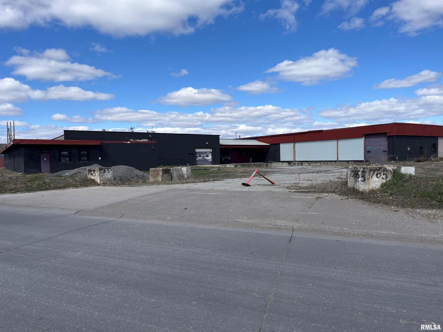 765 SCHMIDT Road, Davenport, IA 52802