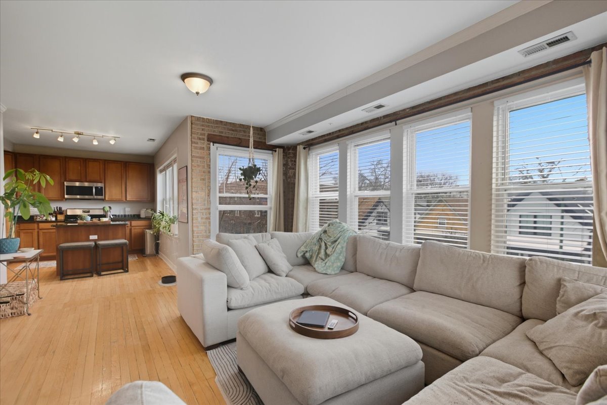 3040 Diversey Avenue, Chicago, IL 60647