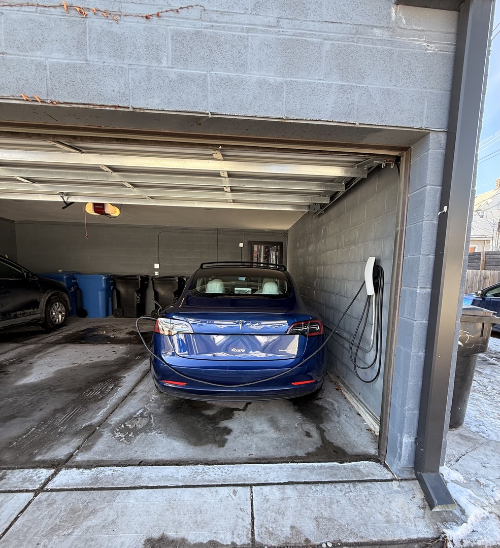 3139 Central Park Avenue, Chicago, IL 60618