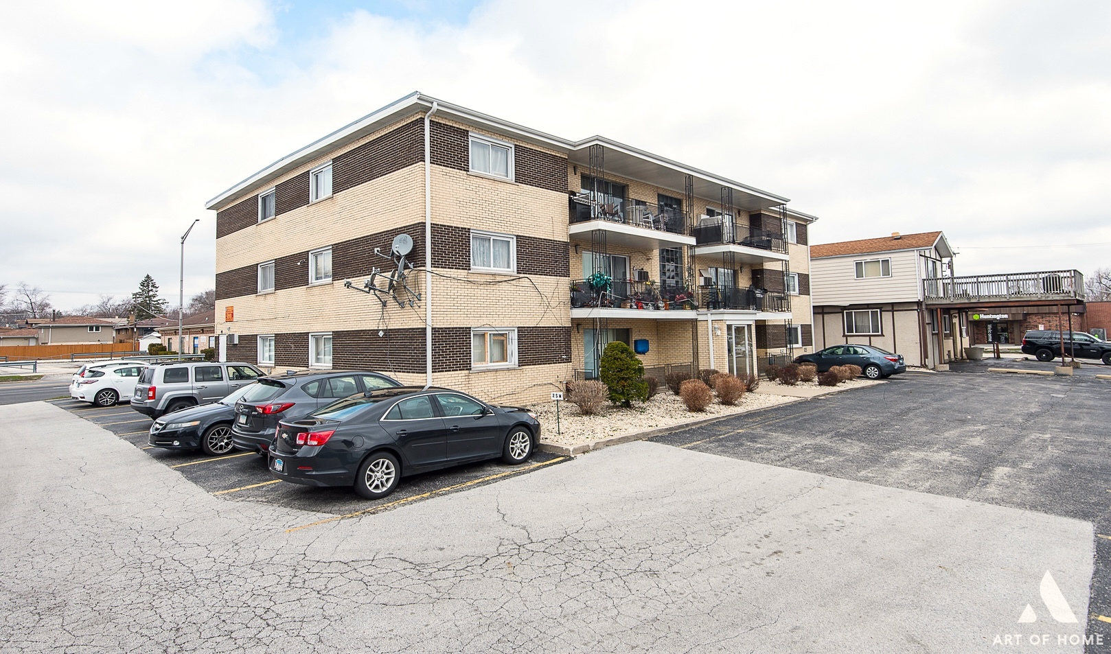 9407 Roberts Road, Hickory Hills, IL 60457