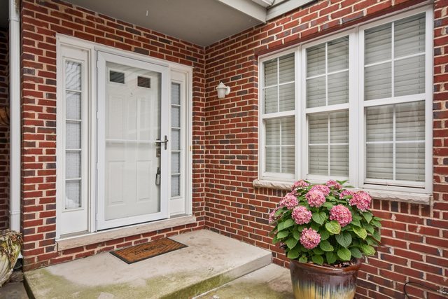 131 Willow Creek Lane, Willow Springs, IL 60480