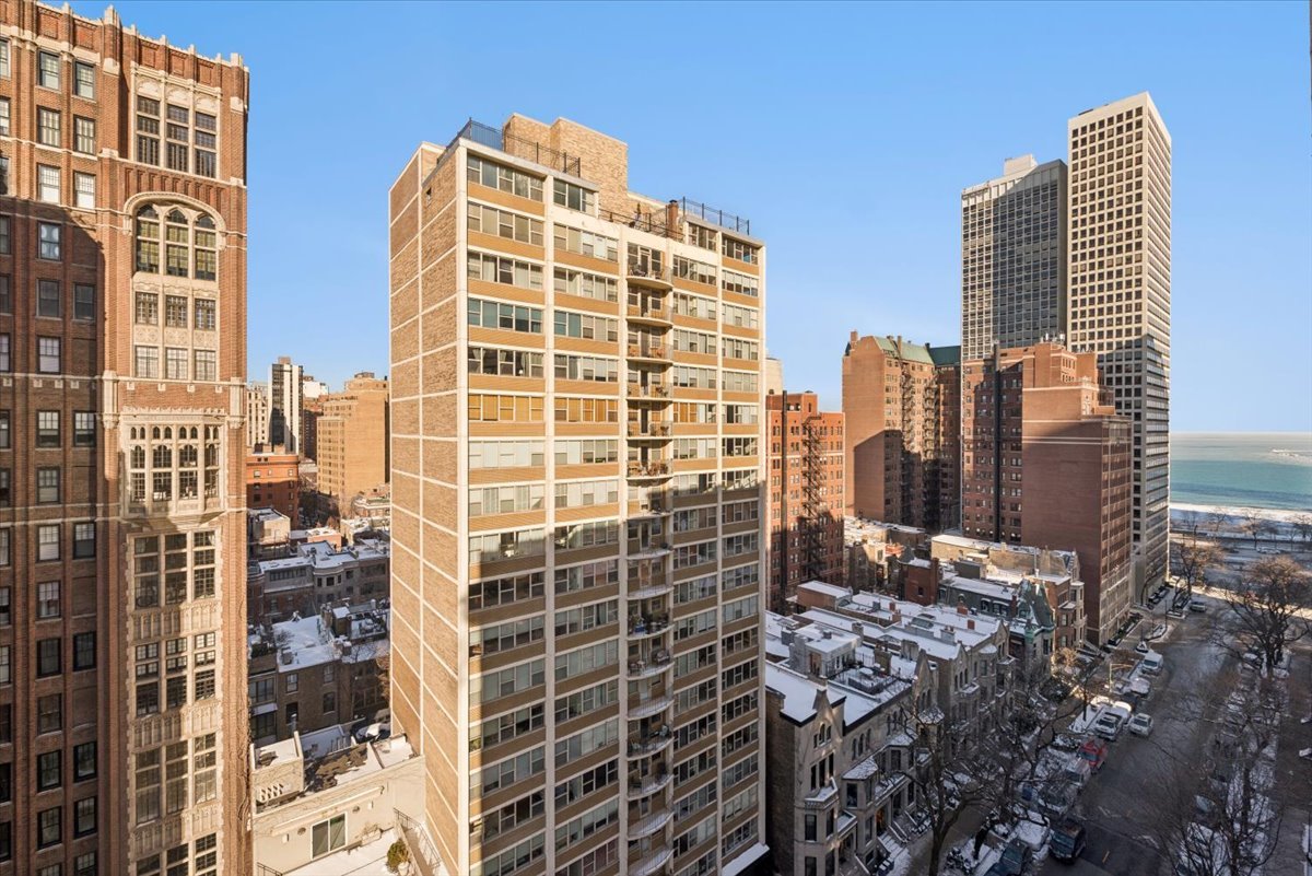 33 Cedar Street, Chicago, IL 60611