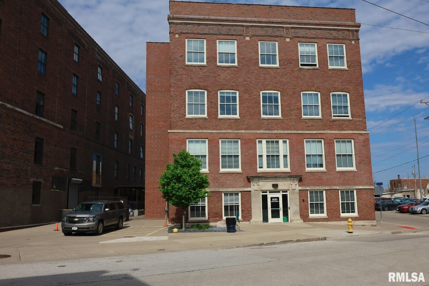 800 ISABEL BLOOM Way, Davenport, IA 52803