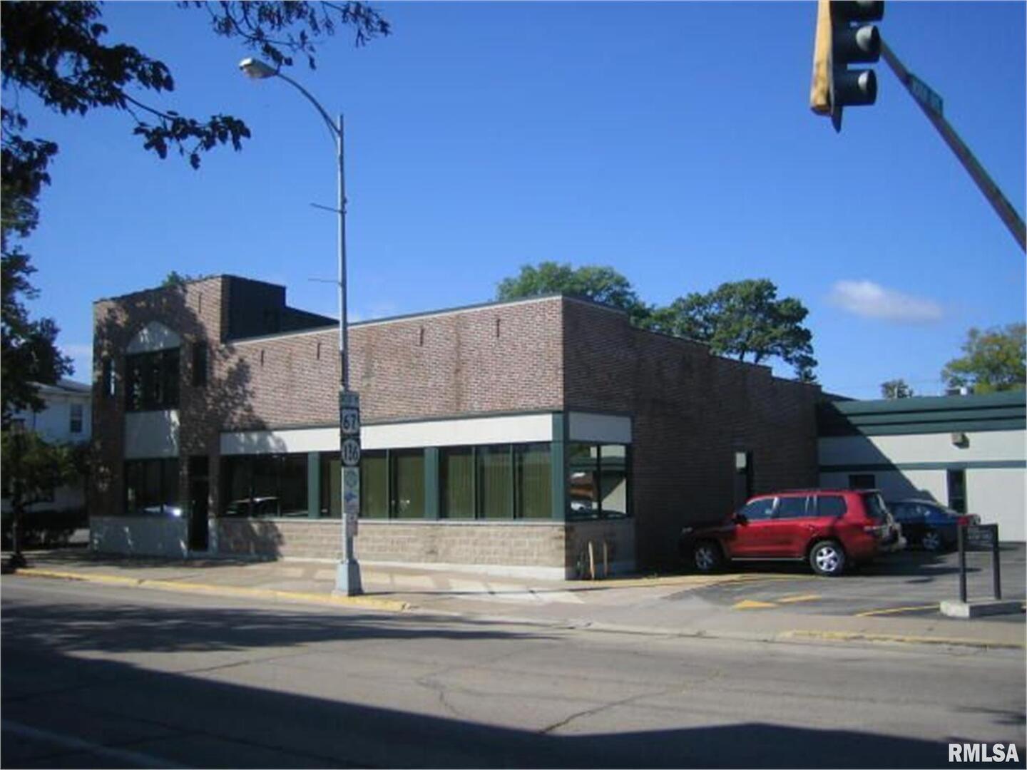 240 BLUFF Boulevard, Clinton, IA 52732