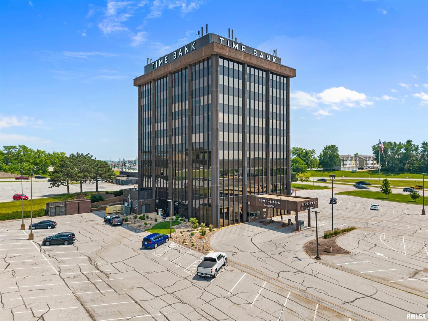 100 KIMBERLY Road, Davenport, IA 52806