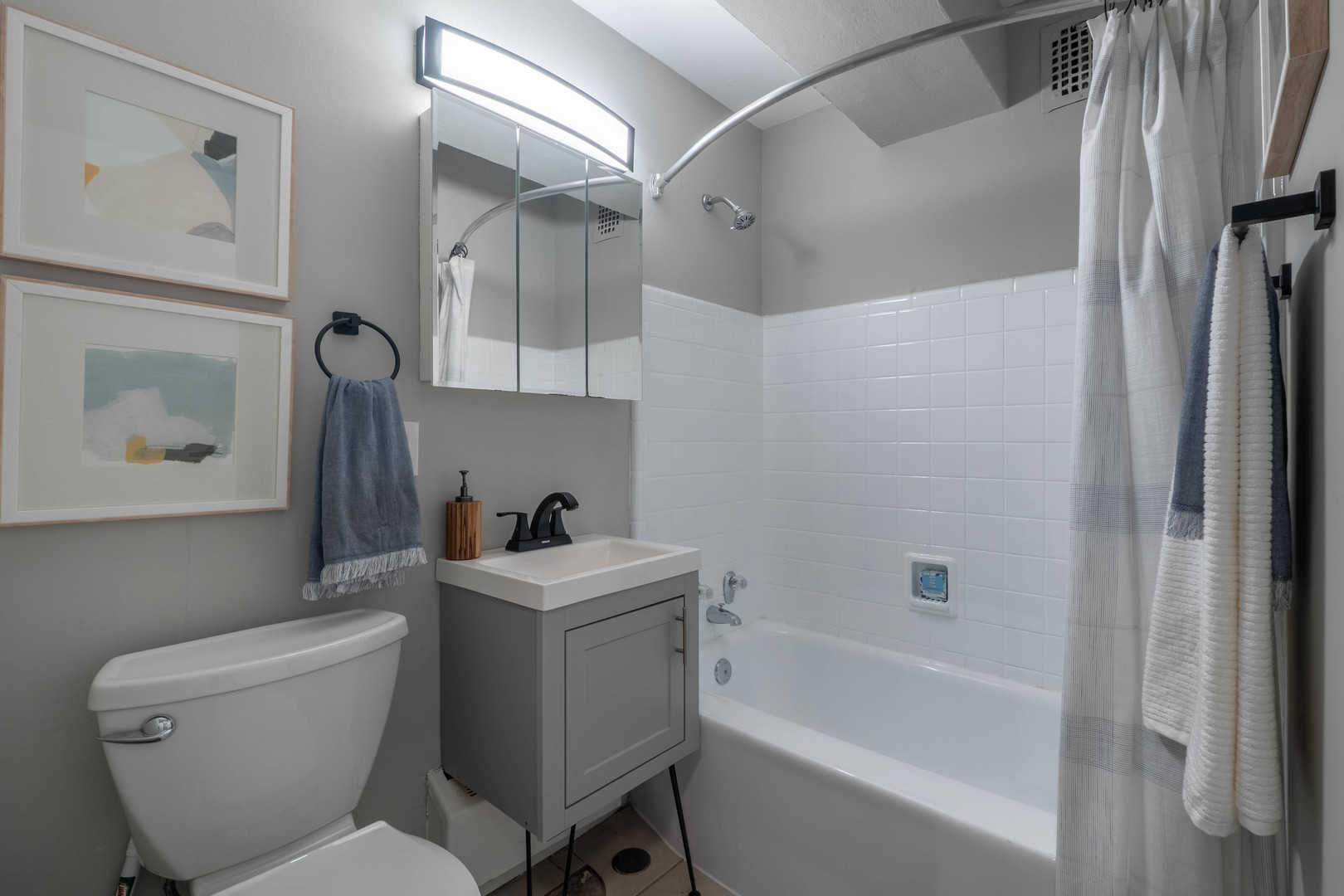 5815 Sheridan Road, Chicago, IL 60660