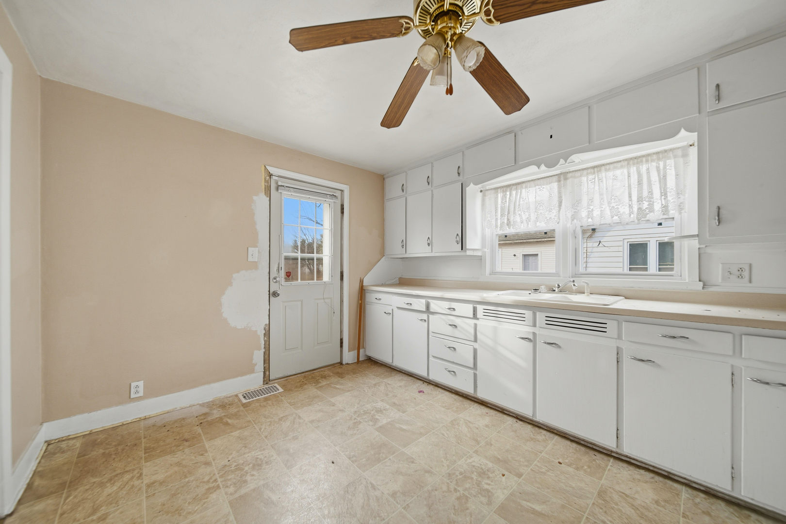 119 Douglas Avenue, Dixon, IL 61021