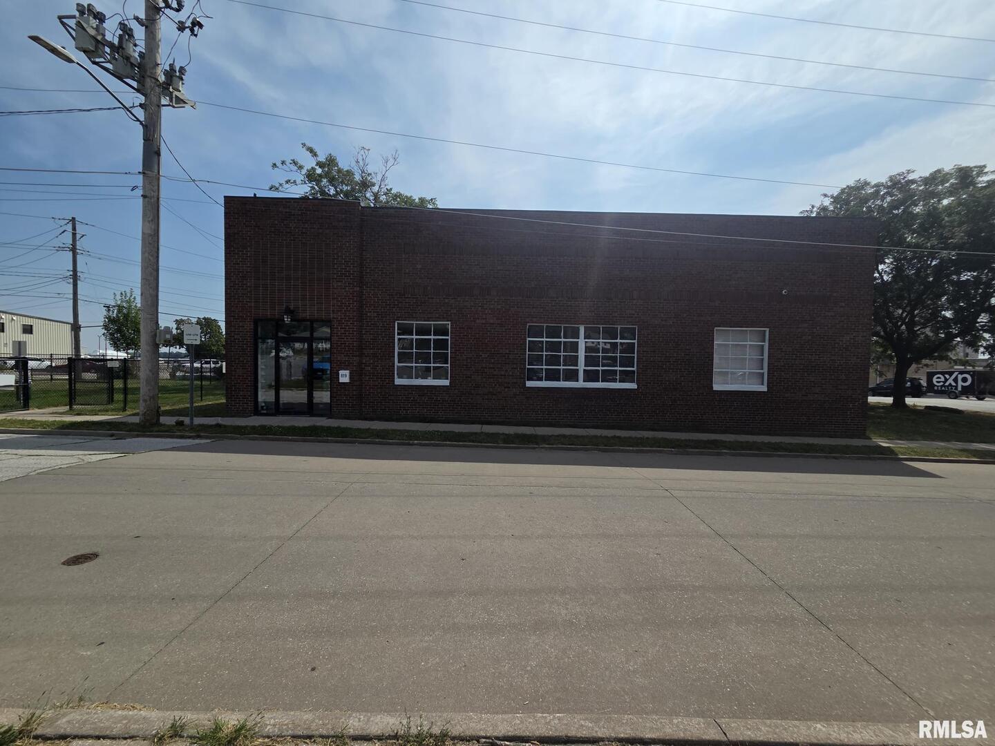 819 ISABEL BLOOM Way, Davenport, IA 52803