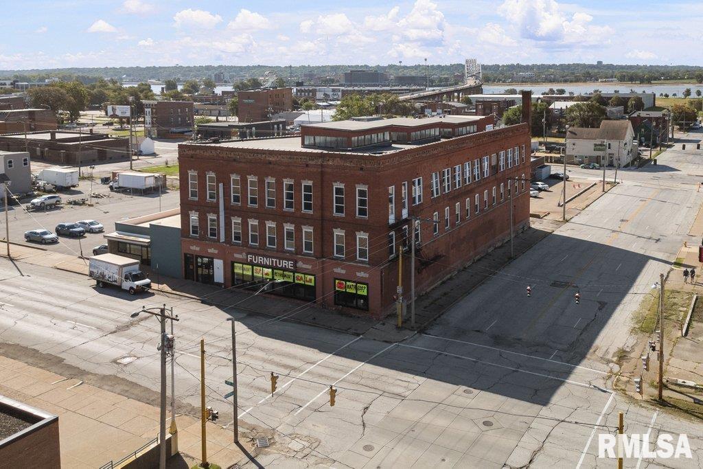 825 4TH Street, Davenport, IA 52802