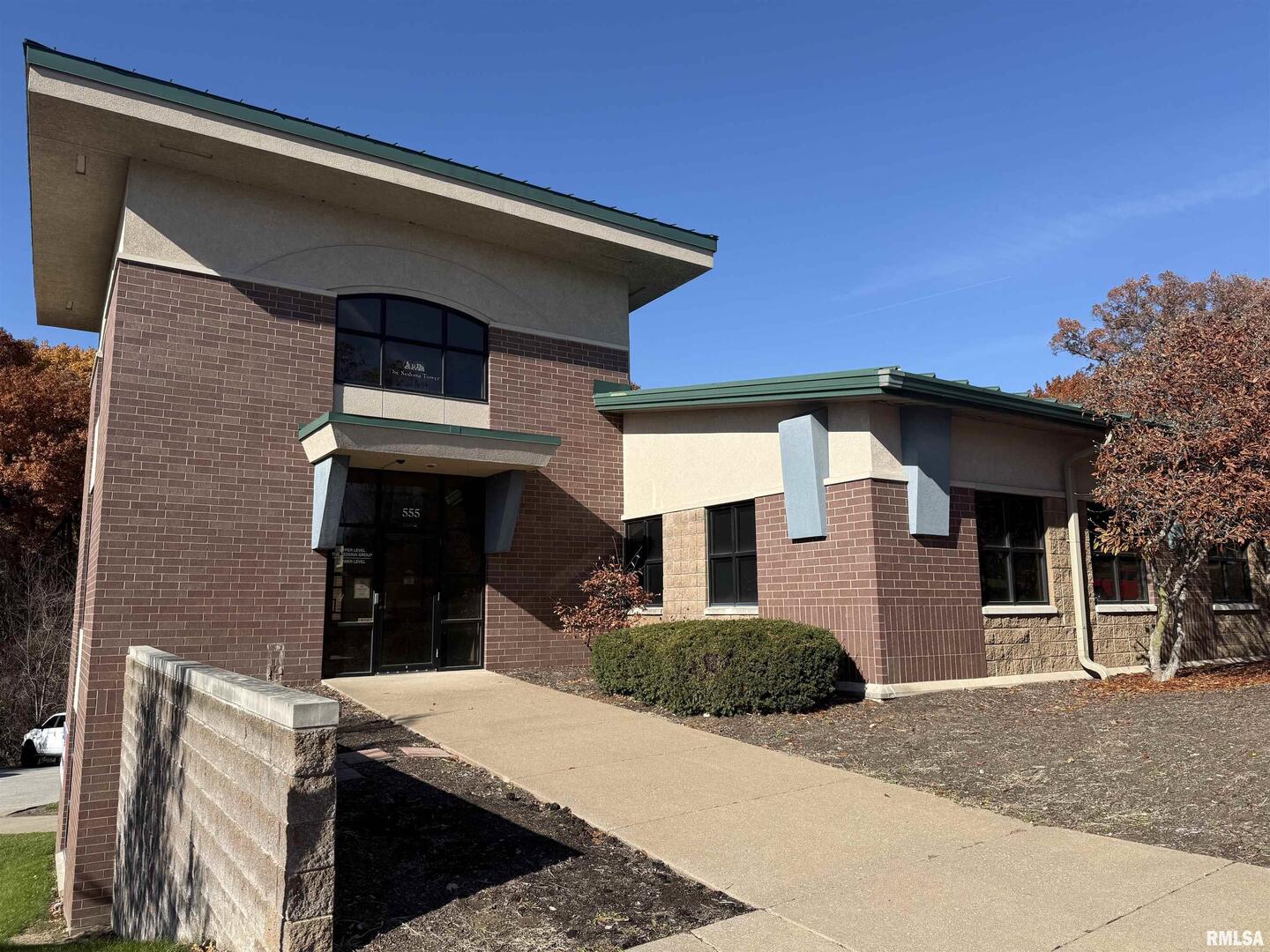 555 VALLEY VIEW Drive, Moline, IL 61265